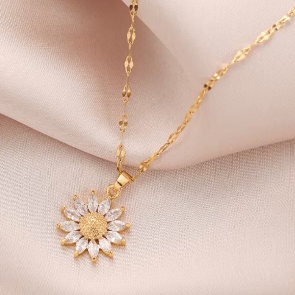 18k Gold Plated Stainless Steel Flower Diamond Necklace - Picture 4 of 4